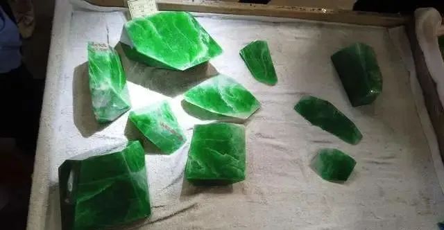 翡翠|平洲都发翡翠玉石公盘,行家带你看新料!