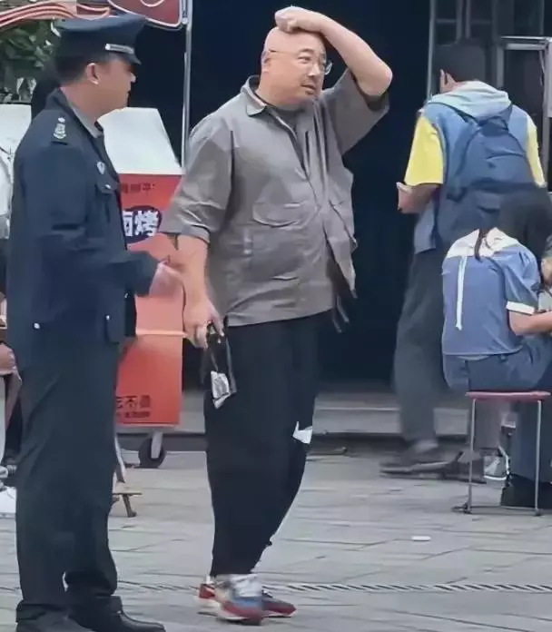 徐峥|徐峥：长沙街头拍戏，整个人看起来变了形，大啤酒肚引关注！