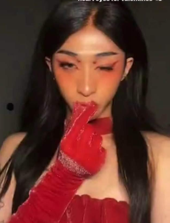 伊能静|伊能静儿子与闺蜜过情人节，再穿女装与对方比美，嘟嘴卖萌太可爱