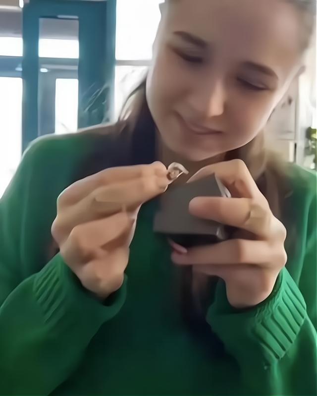 卡米拉·瓦利耶娃|K宝的妈妈也太美了!金发碧眼,美貌不输女儿,这遗传基因绝了