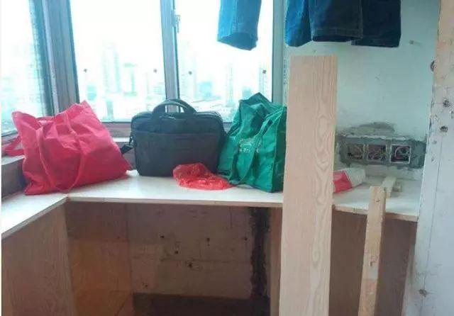 邻居只是在阳台上加了一块木板,立马多出一个休闲区,真实用 !