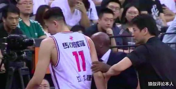 广东男篮|深圳男篮爆发内讧后，官媒被刷爆，球迷：王建军到邱彪都管不住他