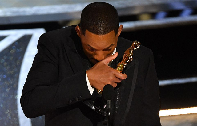 威尔·史密斯|威尔史密斯太宠妻！妻子一身绿裙走奥斯卡红毯吸睛，搂腰亮相好甜