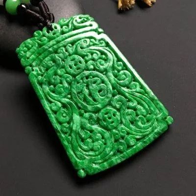 金刚菩提|小伙花2000块买了三块翡翠原石,一刀下去以为是“帝王绿”!