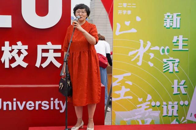 东南大学|东南大学新生开学,家长因随意穿搭走红了,学会适度打扮不是坏事