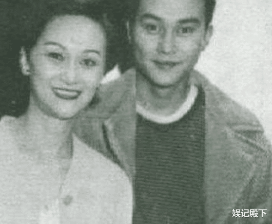 张智霖|张智霖妈妈太惊艳了，气质优雅打扮时髦，名字更是前卫又洋气！