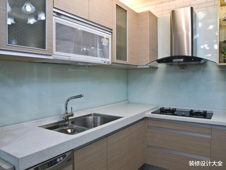 当年架不住父亲劝说,在厨房装了不锈钢台面,简直就像捡到宝!