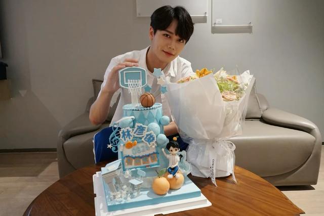 林彦俊|5后“流量小生”恋情疑似曝光，与美女搂肩同回酒店房间，女方颜值漂亮身材好