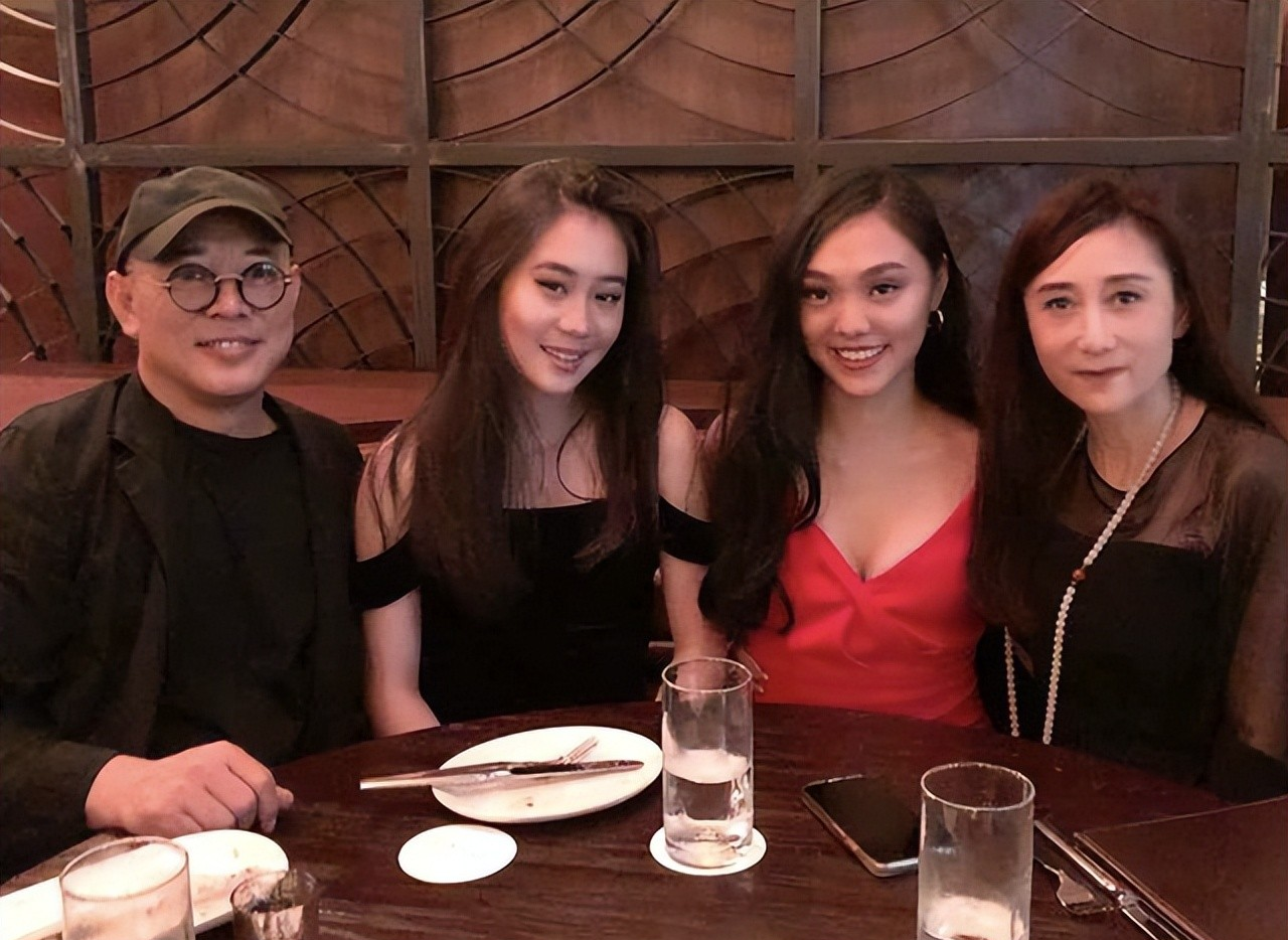 李连杰|李连杰大女儿李思近况，她对自己的父亲恨之入骨，34岁仍旧未婚
