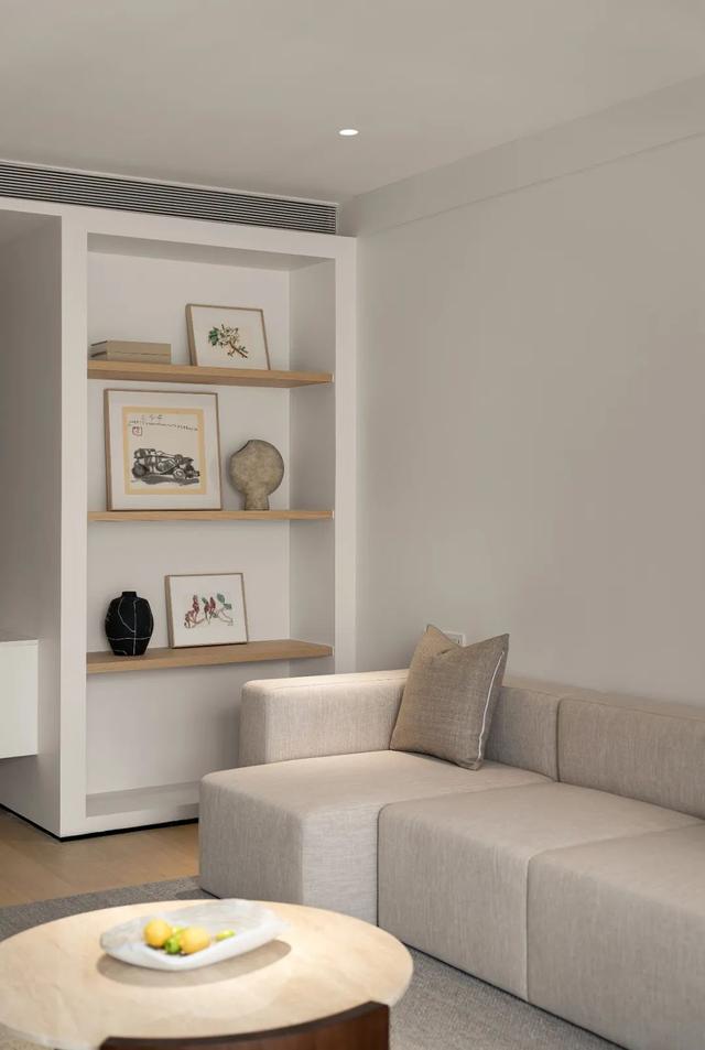 看了她家，才知什么叫比样板间还美，装修简约高级，没有一丝俗气