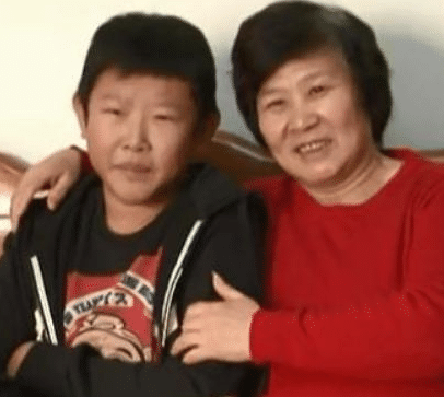 侯祥|著名演员侯祥,9岁停止发育36岁还演小孩,和老婆站一起像母子