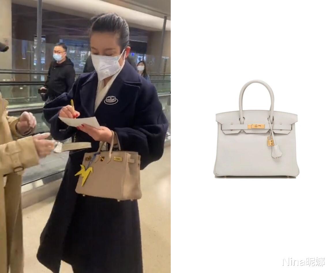 秦海璐|秦海璐罕见走机场，穿大衣拎15万包打扮奢侈，一路拿笔签名没架子