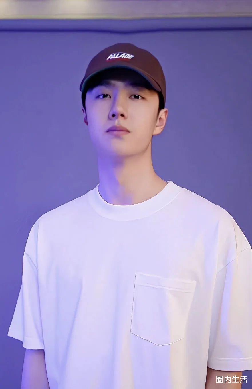 那英|那英在浪姐里的妆发和服饰虽然没有宁静高调，但价格都不低