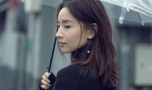 梁朝伟|董洁参加饭局和男子拥抱:曾经的冷清秋,终于活成世俗的样子