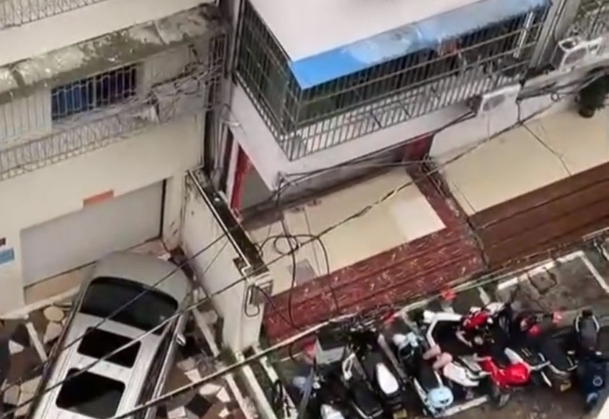 揪心!女子徒手爬窗不慎踩空坠楼,现场曝光