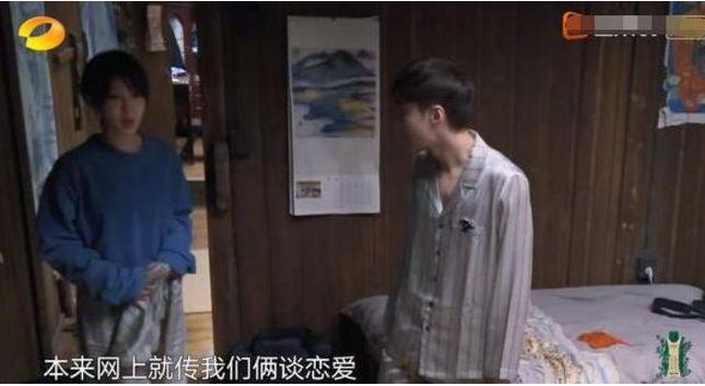 张艺兴|张艺兴大年三十陪妈妈逛街,双手插兜打扮低调,被夸赞好孝顺