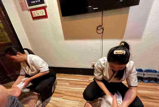 小伙到足浴店“踩背”回顾,完事后扶墙出门,女技师:才两分钟!