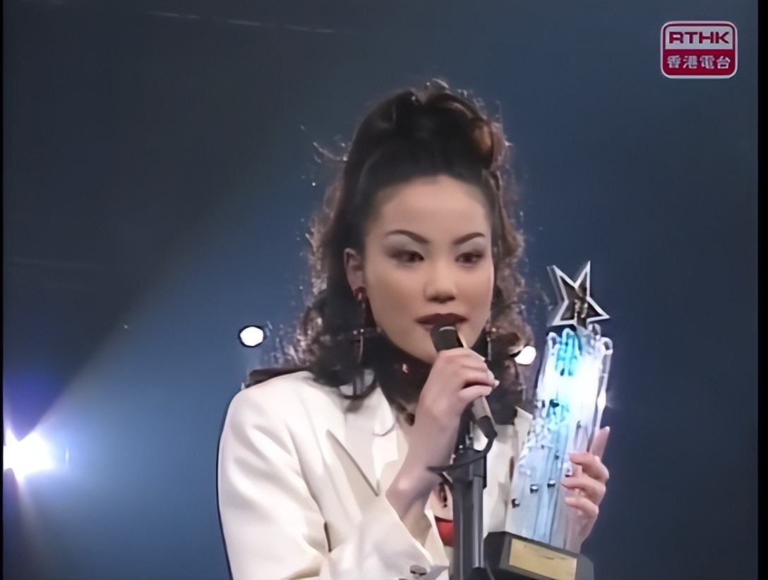 紫薇|天后王菲美丽绝伦，拿奖拿到手软，香港十大中文金曲得奖盘点