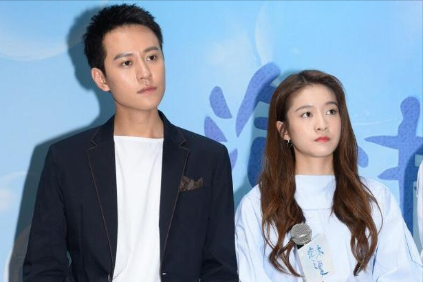 杨紫|演员杨紫横店逛夜市，街头吃雪糕接地气，特意蹲下与流浪狗合照