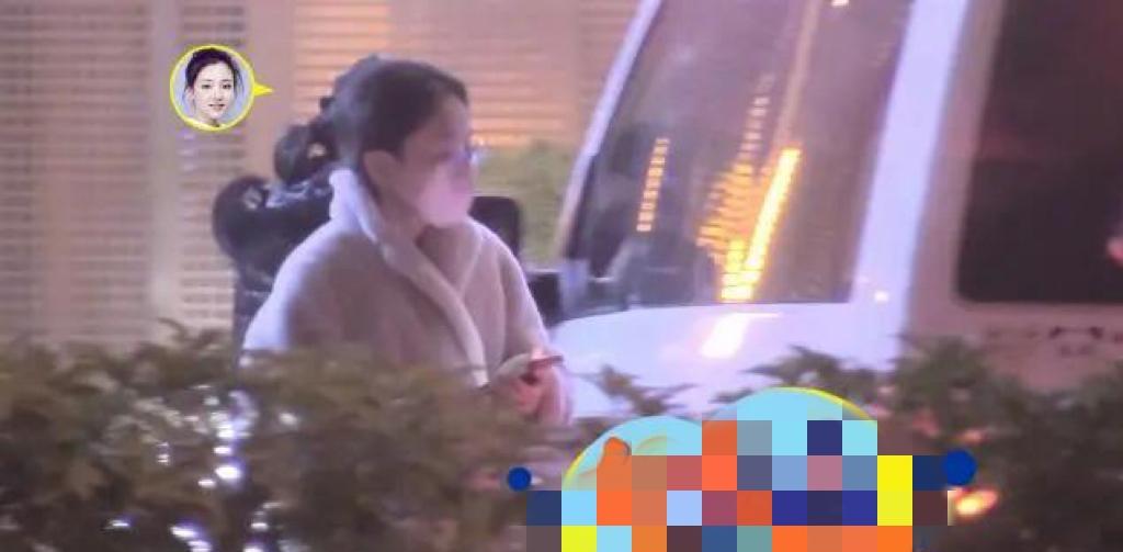 吴倩|吴倩带女儿外出聚餐,纯素颜配大红棉裤超接地气,开心逗娃好有爱