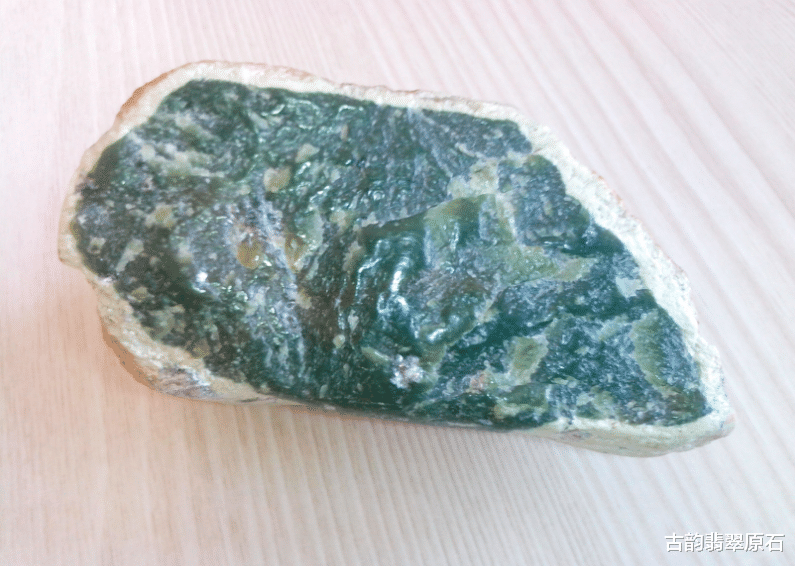 飘花翡翠|什么是内在美?朋友7000拿下满身裂纹的原石,不曾想竟切出高冰飘花翡翠