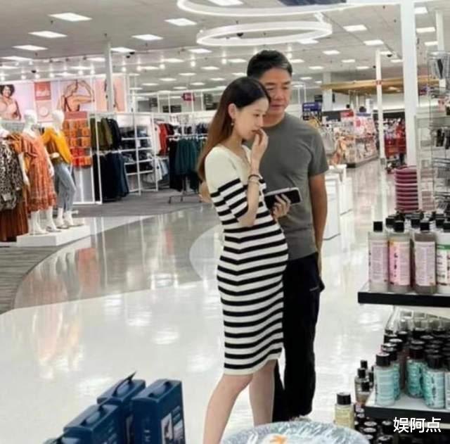 章泽天|28岁章泽天挺二胎孕肚现身,手戴钻戒气质佳!和刘强东关系融洽