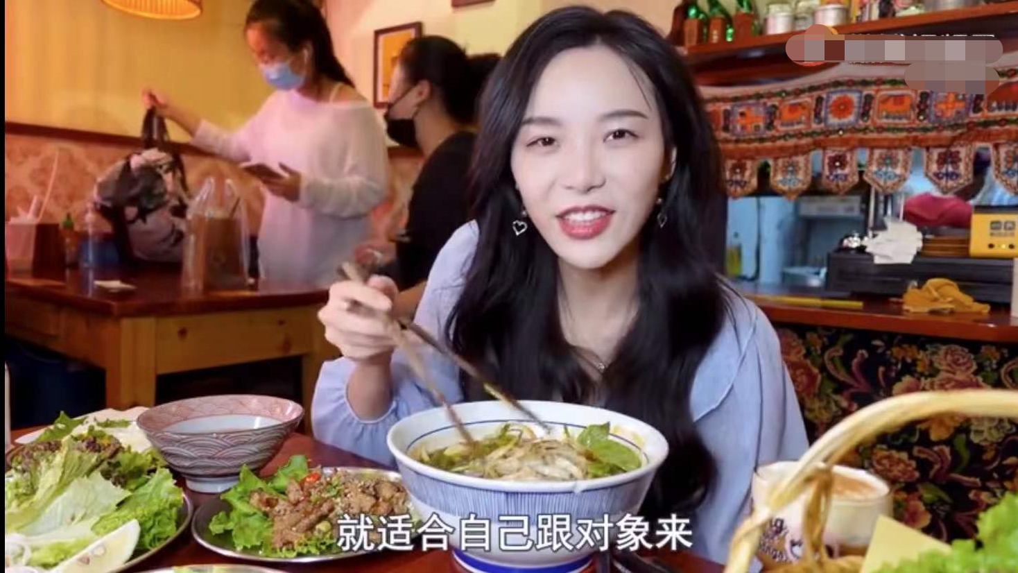 小贝|知名吃播小贝饿了又被指催吐，手指关节伤口似牙印，大批粉丝质疑