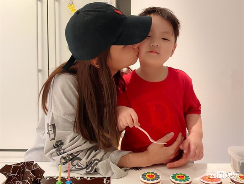 何猷君|何猷君前女友带儿子改嫁!婚礼现场戴18只金镯,5克拉钻戒显贵气