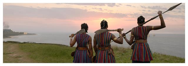 北美|观众好评度99%，首周末票房破1.3亿，北美又出了一部生猛R级新片