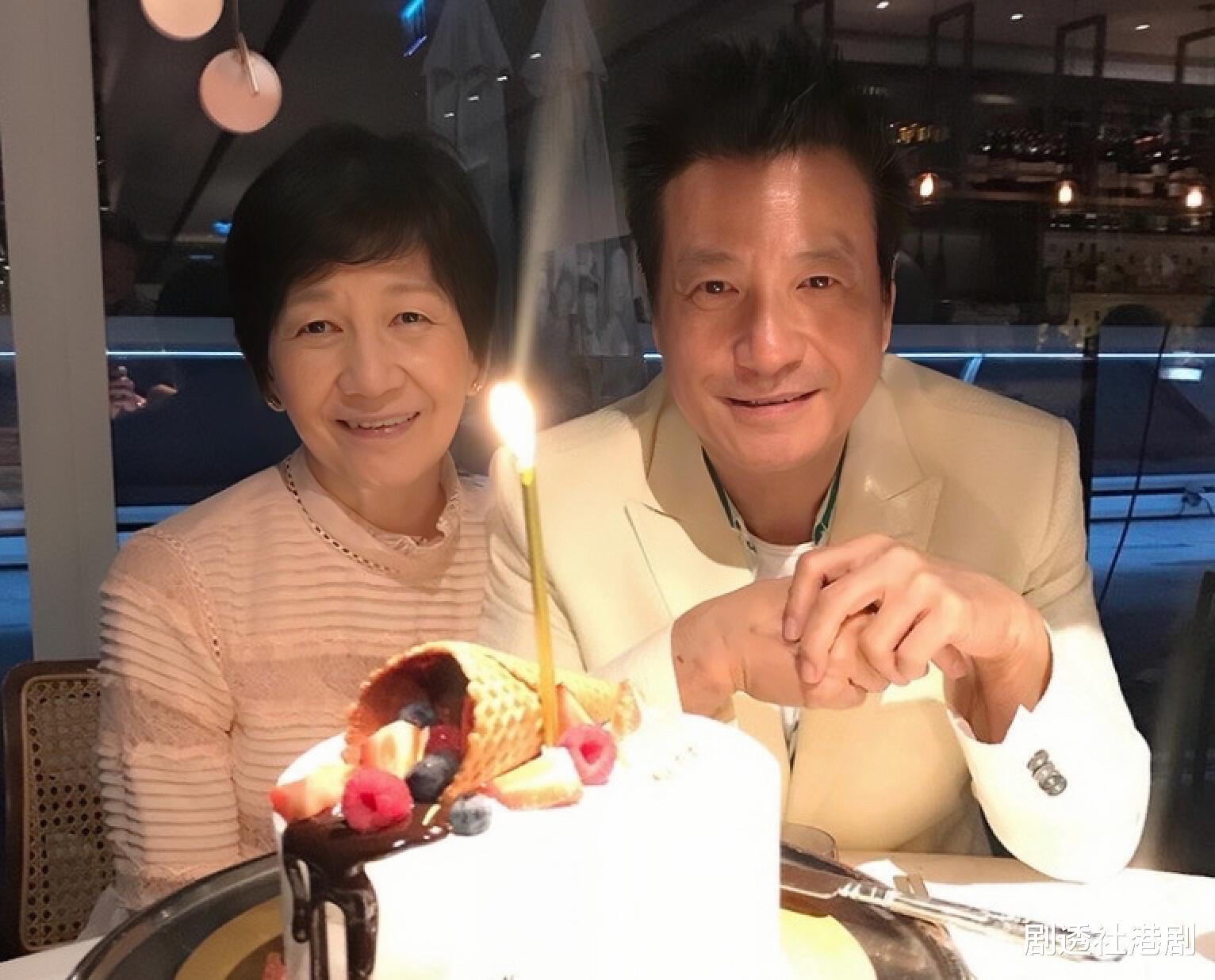 石修|香港知名男星全家福曝光！一家都是高颜值，与儿媳贴脸合照太亲密