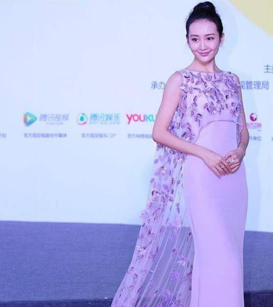 王鸥|王鸥站姿火了，两腿间距不足1厘米，天生的好身材！