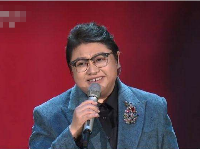 韩红|韩红现身央视春晚彩排!头顶扎小辫身形瘦一圈,穿2年前旧衣好节俭