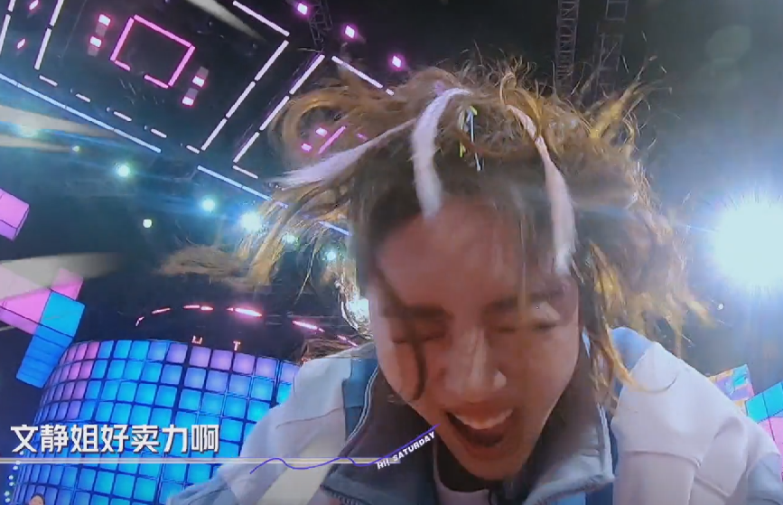 蔡文静|蔡文静玩游戏摔倒，杜淳和GAI反应截然不同！已婚男士的自觉呢？