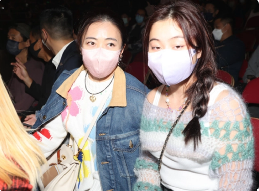 陈奕迅|陈奕迅女儿罕见出镜,与妈妈同框似姐妹,甘比和大女儿也现身了