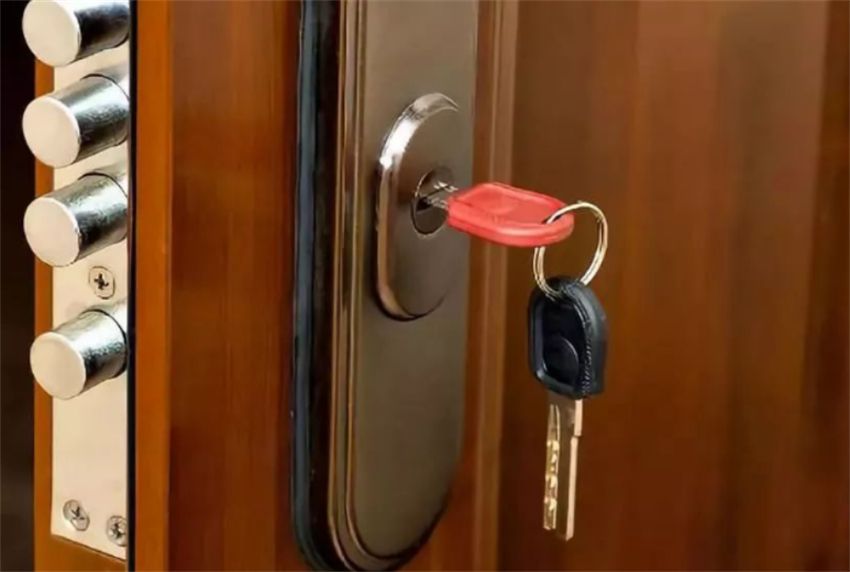 智能锁|为什么要在防盗门内竖插一把钥匙?听装锁师傅一讲,发现很有道理