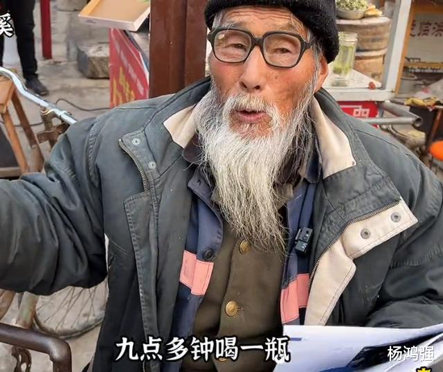 80岁老大爷大街卖菜,每天喝一斤酒,不为赚钱,只为消磨时间