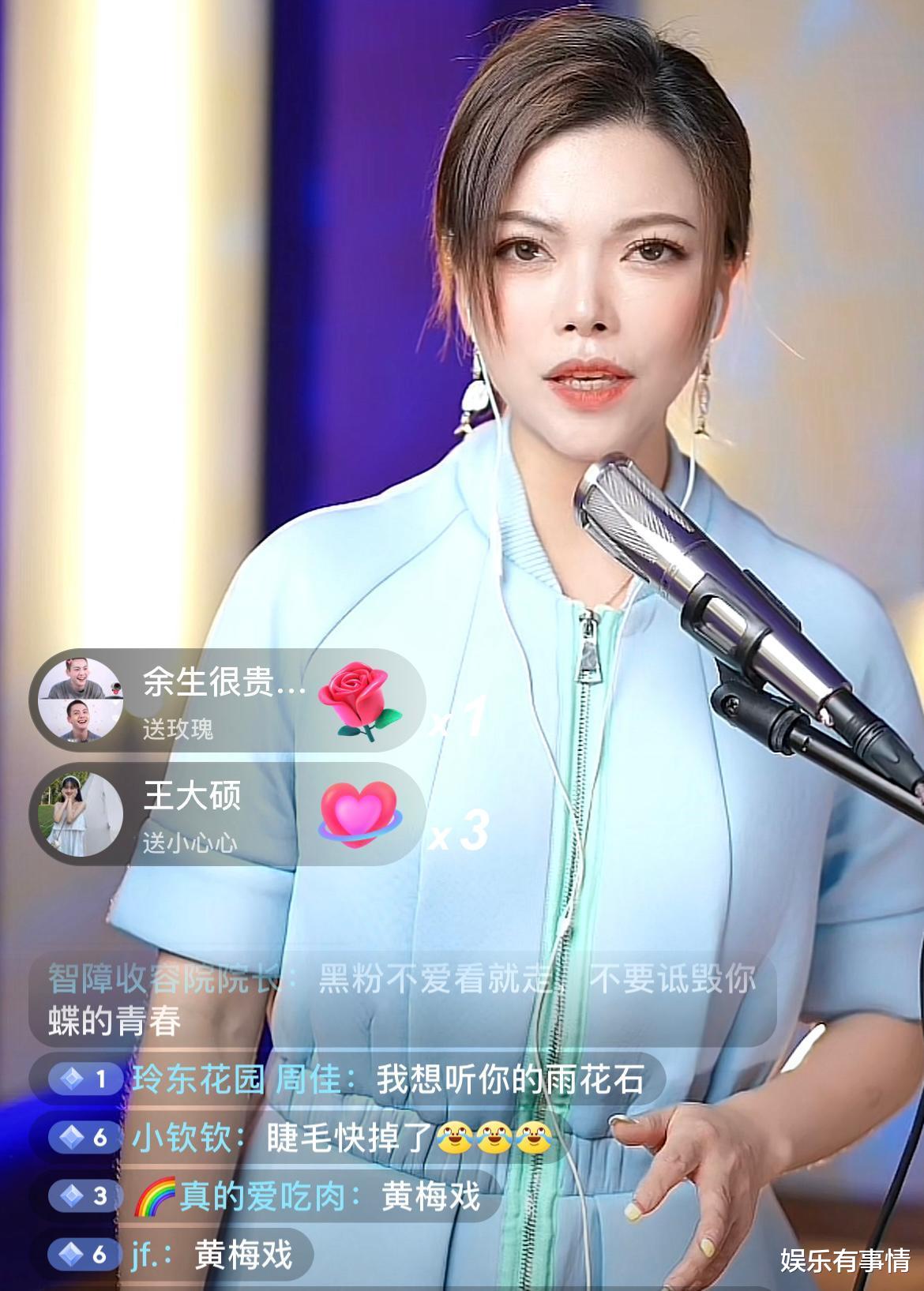 慕容晓晓|慕容晓晓直播卖唱，网友点歌《爱情买卖》，表情过猛假睫毛快掉了