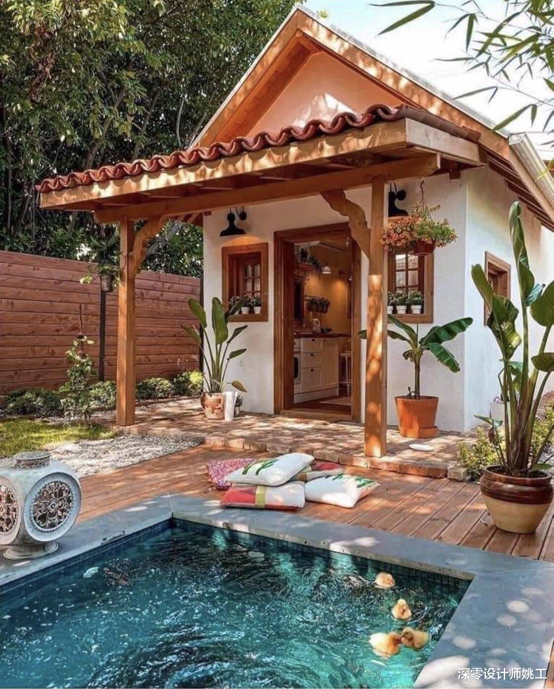 终于入住新房啦！沿着院墙种圈月季搭个泳池，堪称乡下老宅装修典范