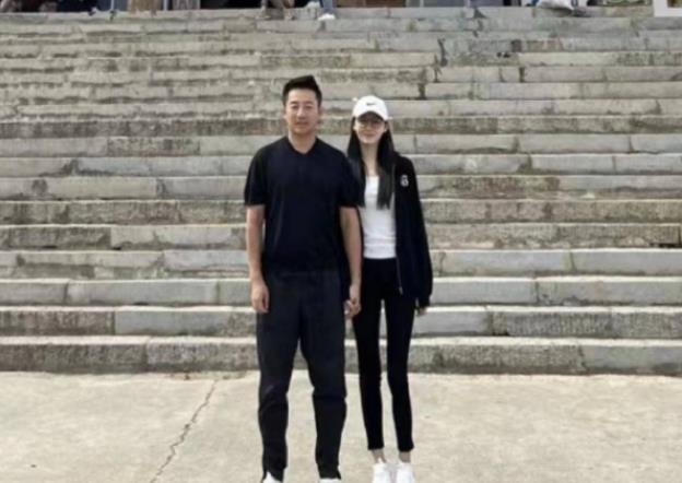 张颖颖|张兰直播点名张颖颖？喊话：叫颖颖的闭上嘴！网友：汪小菲尴尬了