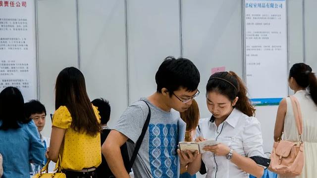 用工荒|两大行业陷入“用工荒”，月薪2万都不愿意干？为啥还是没人肯干