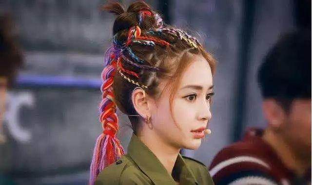杨幂|女星挑战彩辫造型，杨幂似叛逆少女，张惠妹造型最别致
