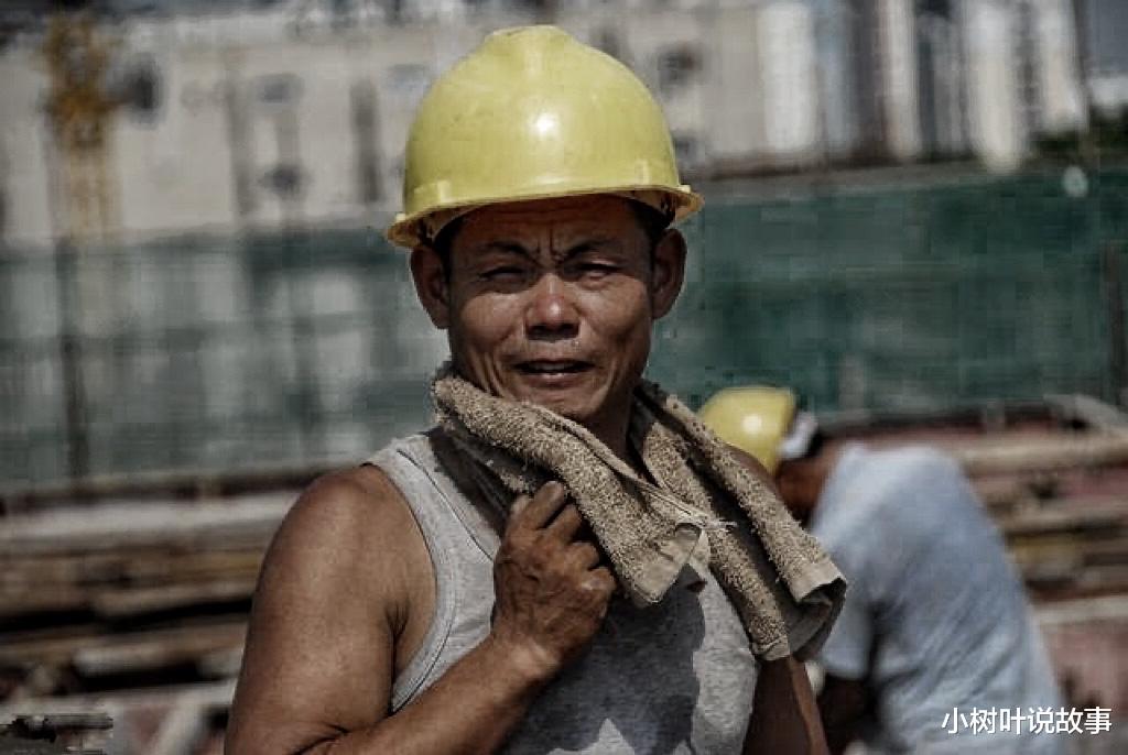 民间故事:男子在荒地上盖厂房,工头好言相劝,结果挖到了红蛇
