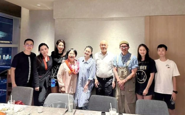 金宇澄|大S具俊晔拍全家福,大S故意遮挡小腹,之前被拍肚子凸起疑怀孕