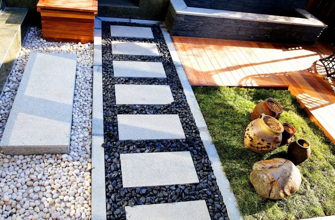 院子铺砖别太实诚,邻居这样铺会更加好看,填上东西还能避免积水