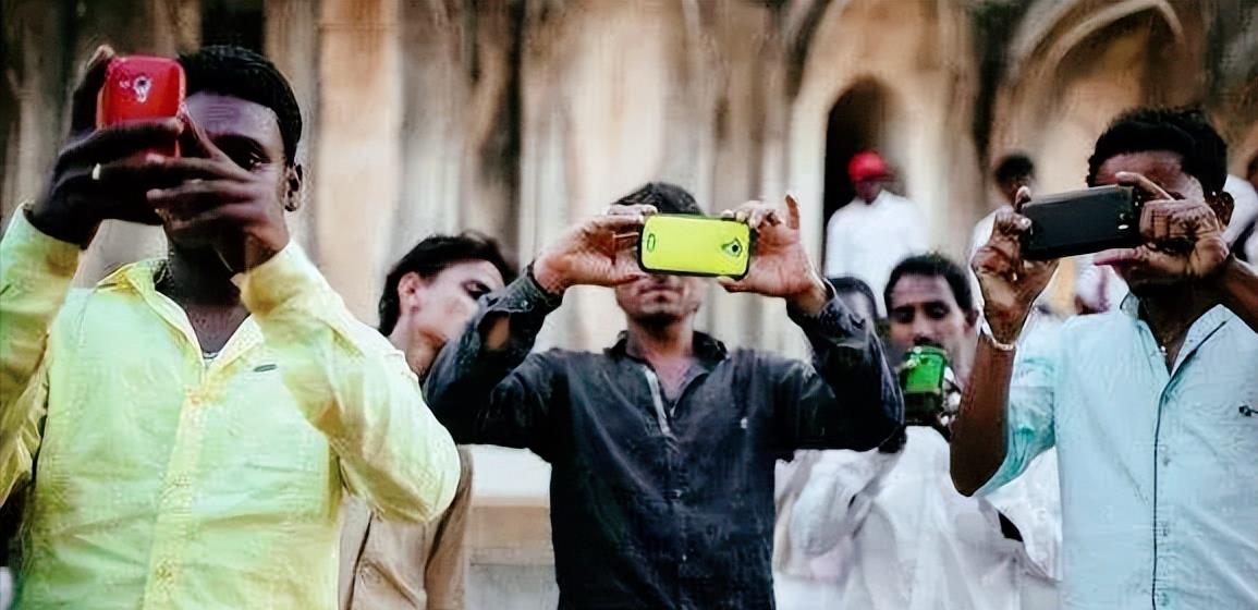 中国手机门店，遍布印度大街小巷，原因工人买苹果要存一年钱