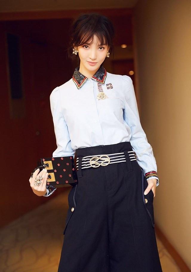 带你参观金晨的豪宅，室内用很多气球布置，装修像极童话里的城堡