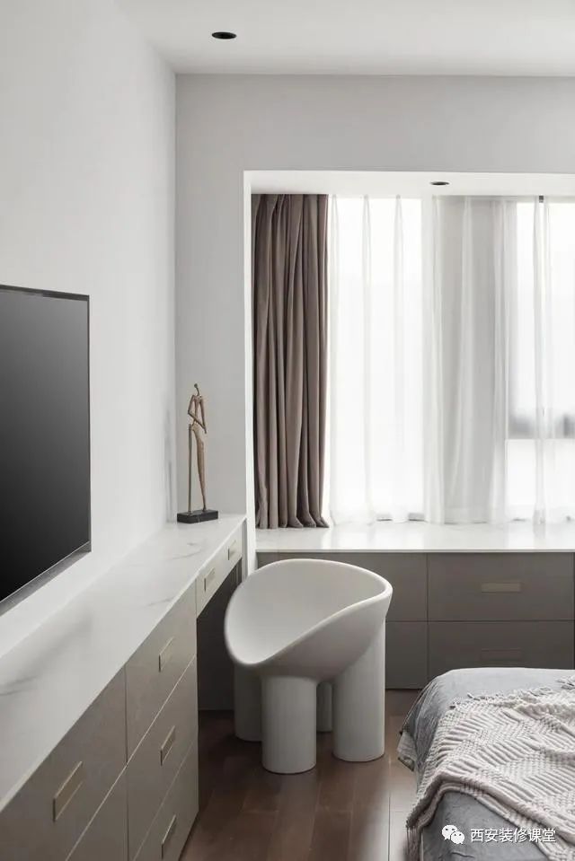 130㎡四室变三室，黑白灰简约