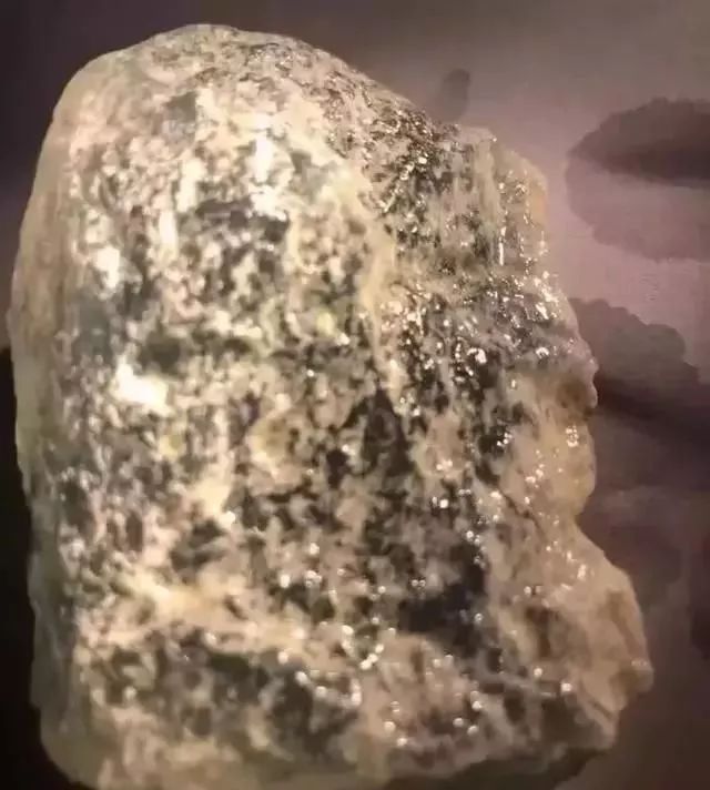 翡翠|一块莫西沙脱沙翡翠原石，切开后无棉，无杂质，起货效果惊艳众人!