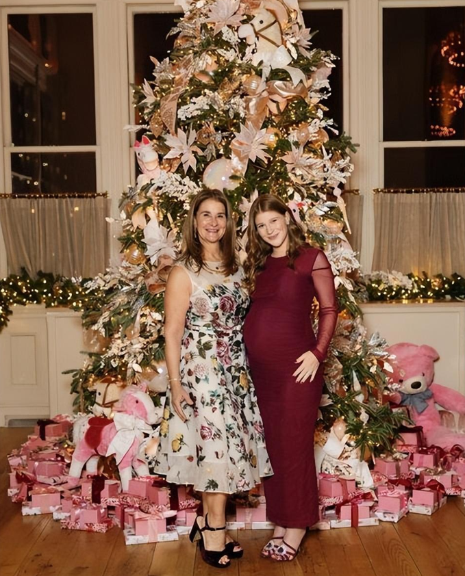 |比尔盖茨前妻新照!一袭印花裙同框长女,58岁准姥姥依然风韵犹存