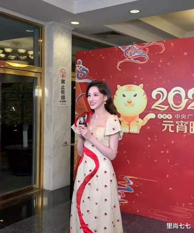 马凡舒|马凡舒首次登元宵晚会!甜美风艳压成门面,李思思穿旗袍更稳重